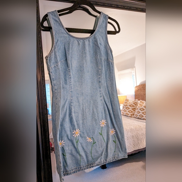 90's VINTAGE | 🌼 Embroidered Daisy Light Denim Dress w/Zip Back 🌼 - Picture 6 of 6
